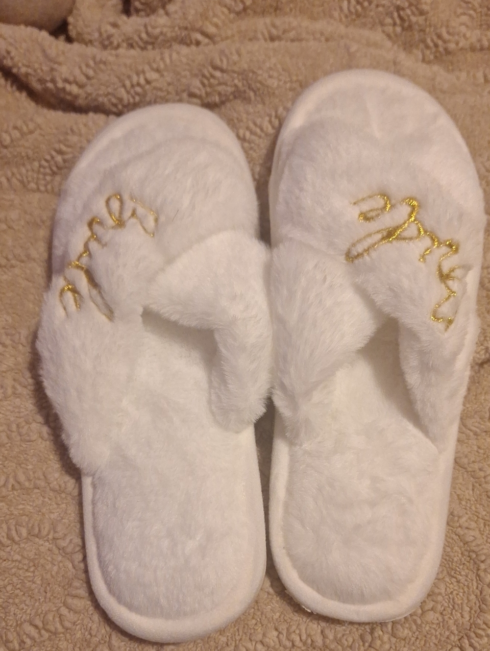 Source Unknown White Fuzzy Spa Slippers with Gold Embroidery